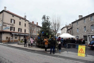 Montfaucon-en-Velay : un grand sapin décoré par les familles en musique