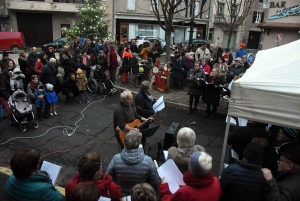 Montfaucon-en-Velay : un grand sapin décoré par les familles en musique