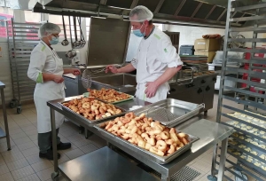 Saint-Just-Malmont : 1 000 bugnes confectionnées au restaurant scolaire