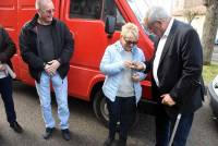 Marc Bolea, président du SDIS, remet à Martine Chapot, présidente d&#039;AGIR, les clés du camion rouge||||