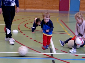 Les maternelles de l’école de Grazac font de la motricité et apprennent à manipuler le ballon rond