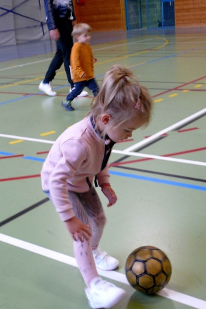 Les maternelles de l’école de Grazac font de la motricité et apprennent à manipuler le ballon rond