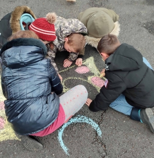 Retournac : les écoliers de Charrées jouent les artistes dans la cour