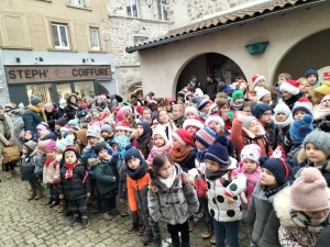 Saint-Didier-en-Velay : ambiance Noël et cadeaux sous la halle