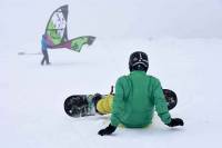 Snowkite : des skieurs dans le vent aux Estables