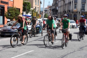Des cyclistes mènent la Vélorution au Puy-en-Velay