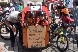 Des cyclistes mènent la Vélorution au Puy-en-Velay