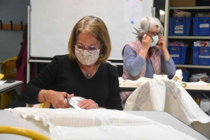 Sainte-Sigolène : 8 bénévoles préparent 2500 masques dans la journée (vidéo)