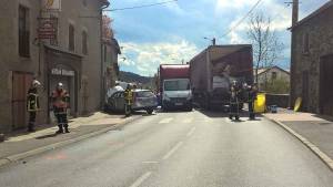 L&#039;accident a eu lieu vers 15 h 15 au centre de Saint-Hostien.|Les occupants de la voiture sont légèrement blessés.|Le poids-lourd transporte des produits corrosifs.||