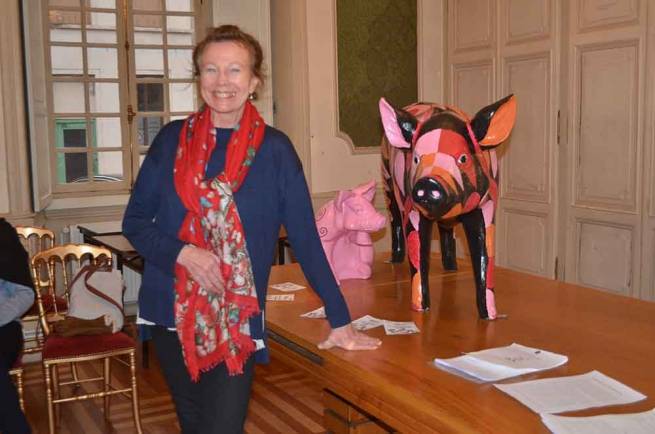Geneviève Fabre-Ringborg anime le café-philo.|La salle du conseil de la mairie remplace avantageusement la médiathèque.|||