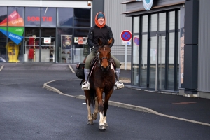 Yssingeaux : face à la hausse du prix des carburants, il se rend au travail... à cheval (vidéo)