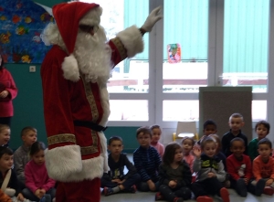 Le Père Noël en visite à l&#039;école publique de Bas-en-Basset