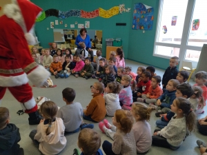 Le Père Noël en visite à l&#039;école publique de Bas-en-Basset