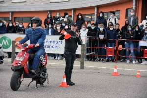 Monistrol-sur-Loire : un crash-test devant des lycéens pour les sensibiliser à la sécurité routière (vidéo)
