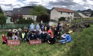 Yssingeaux : les écoliers de Saint-Gabriel nettoient en profondeur un terrain communal
