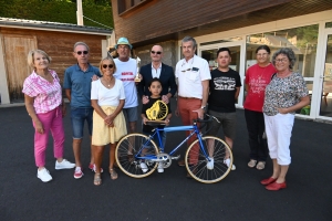L&#039;Ardéchoise offre un vélo à un enfant accueilli au CADA au Chambon-sur-Lignon