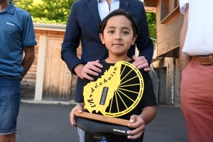 L&#039;Ardéchoise offre un vélo à un enfant accueilli au CADA au Chambon-sur-Lignon