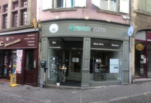 La boutique se situe rue Chènebouterie, à côté de la place du Plot au Puy