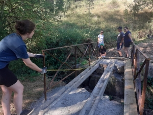 Grazac : un chantier de jeunes des Sucs sur le sentier de la Tête d&#039;âne