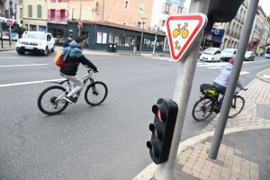 Au Puy-en-Velay, les cyclistes passent au feu rouge... en toute légalité