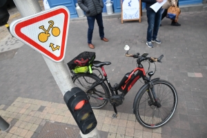 Au Puy-en-Velay, les cyclistes passent au feu rouge... en toute légalité