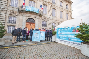 Puy-en-Velay : quatre chapiteaux devant la mairie pour le dépistage du Covid-19