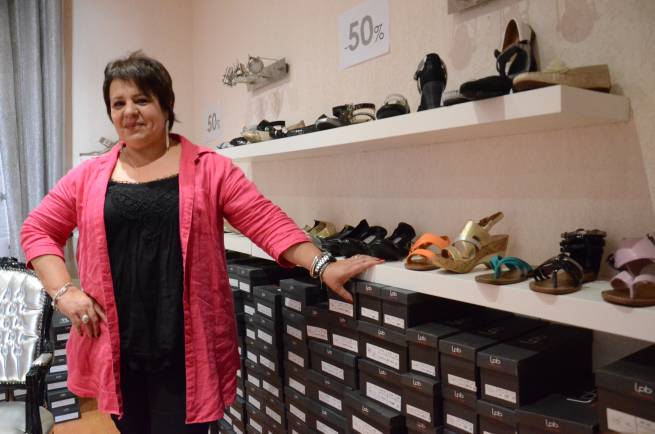 Martine Balandraud vend principalement des chaussures pour femmes.|Le magasin est situé rue d&#039;Annonay.||