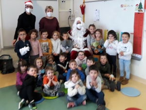 Yssingeaux : le Père Noël assailli par les enfants à l&#039;école Jean-de-la-Fontaine