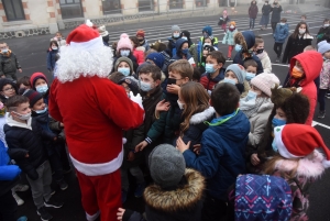 Yssingeaux : le Père Noël assailli par les enfants à l&#039;école Jean-de-la-Fontaine
