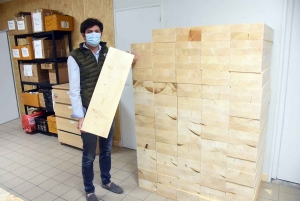 Un distributeur de gel hydro-alcoolique en bois sans contact Made in Yssingeaux