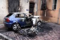 Puy-en-Velay : un scooter et une voiture brûlent contre un immeuble sur la place Cadelade
