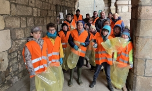 Montfaucon-en-Velay : les jeunes du conseil municipal nettoient leur village