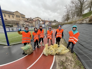 Montfaucon-en-Velay : les jeunes du conseil municipal nettoient leur village