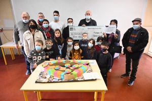 Monistrol-sur-Loire : les ados du Club Jeunesse créent un jeu en carton sur la Haute-Loire