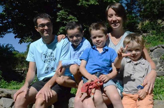 Pierre-Julien et Aline Jouve avec leurs trois garçons : Léo (8 ans), Paul (6 ans) et Charlie (2 ans et demi).||