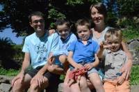 Pierre-Julien et Aline Jouve avec leurs trois garçons : Léo (8 ans), Paul (6 ans) et Charlie (2 ans et demi).