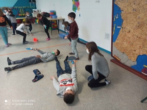 Montfaucon-en-Velay : les écoliers de Saint-Joseph apprennent à jouer au ping-pong