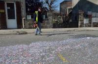 Aussitôt le cortège passé, les agents de la Ville ont nettoyé les rues, noyées sous les confettis.