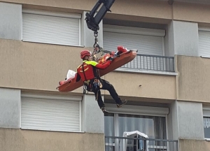 Pont-Salomon : un ouvrier se bloque le dos sur le toit d&#039;un bâtiment de trois étages
