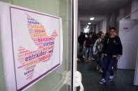 Des affiches sont installées dans le collège Jean-Monnet pour sensibiliser les jeunes.