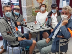 Yssingeaux : des élus distribuent 500 masques aux forains et aux clients sur le marché