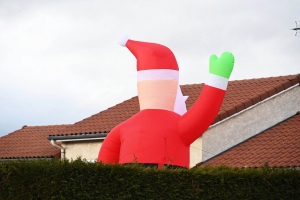 Monistrol-sur-Loire : il a installé un Père Noël de 6 mètres dans son jardin