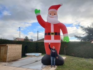 Monistrol-sur-Loire : il a installé un Père Noël de 6 mètres dans son jardin