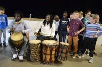 Les écoliers apprennent des danses africaines avec Doni Doni (vidéo)