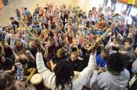 Les écoliers apprennent des danses africaines avec Doni Doni (vidéo)