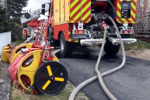 Saint-Romain-Lachalm : la voiture fume et prend feu
