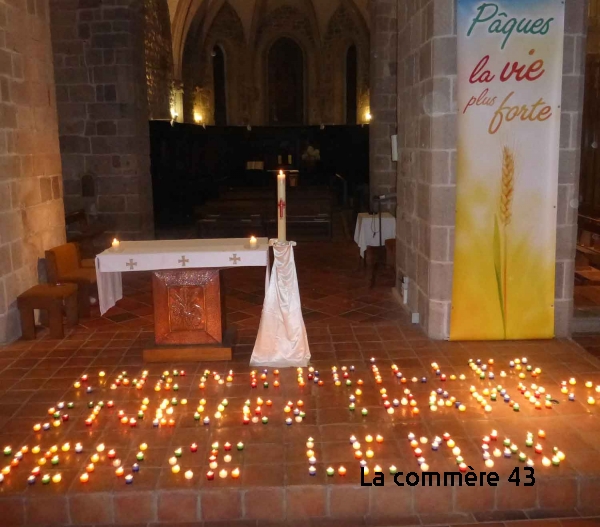Pour Pâques, personne dans l&#039;église si ce n&#039;est des bougies formant les lettres des villages.||