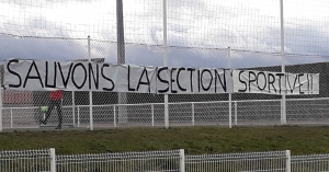 Monistrol-sur-Loire : une banderole pour soutenir la section sportive du collège
