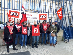 Des inspecteurs du permis de conduire en grève devant la préfecture du Puy-en-Velay