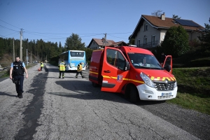 Montfaucon-en-Velay : un bus mord le fossé, dix passagers pris en charge par les pompiers